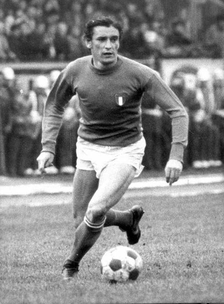 In azione con la maglia della nazionale in cui ha esordito il 27 giugno 1965 in occasione dell’amichevole Italia-Ungheria